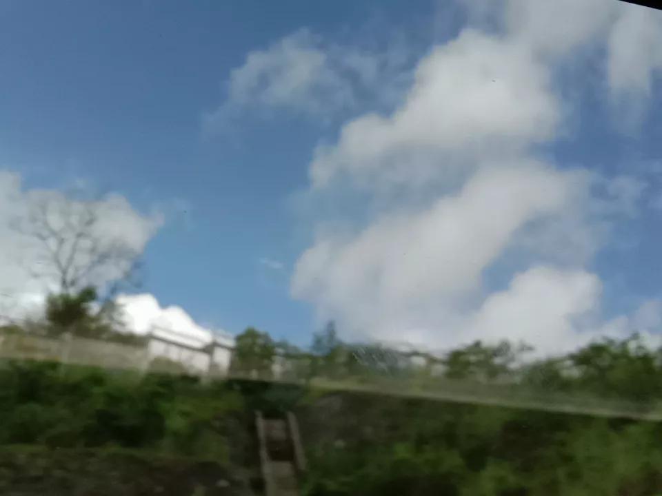 五十二岁，属牛，跟着儿子出来旅游。

今天去贵州，坐动车从昆明到贵州，到贵州后准