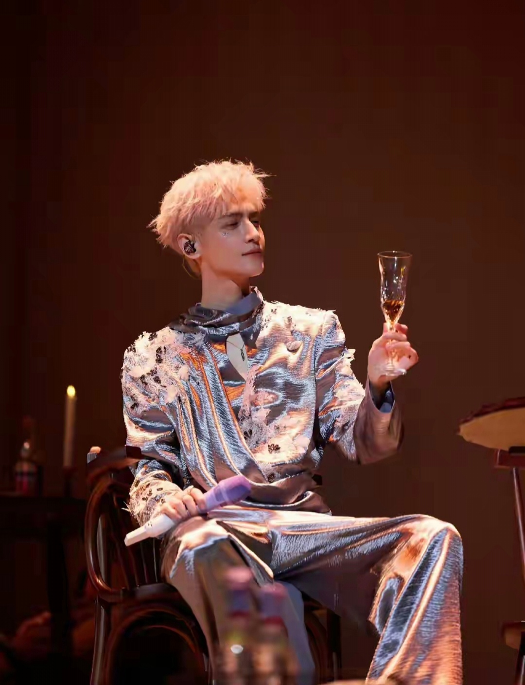 真的被罗云熙的演唱会诚意震撼到了，三小时33首歌，全开麦无划水，这才是演唱会该有