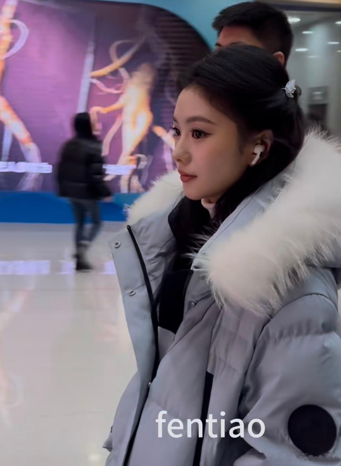 路人拍的刘浩存 