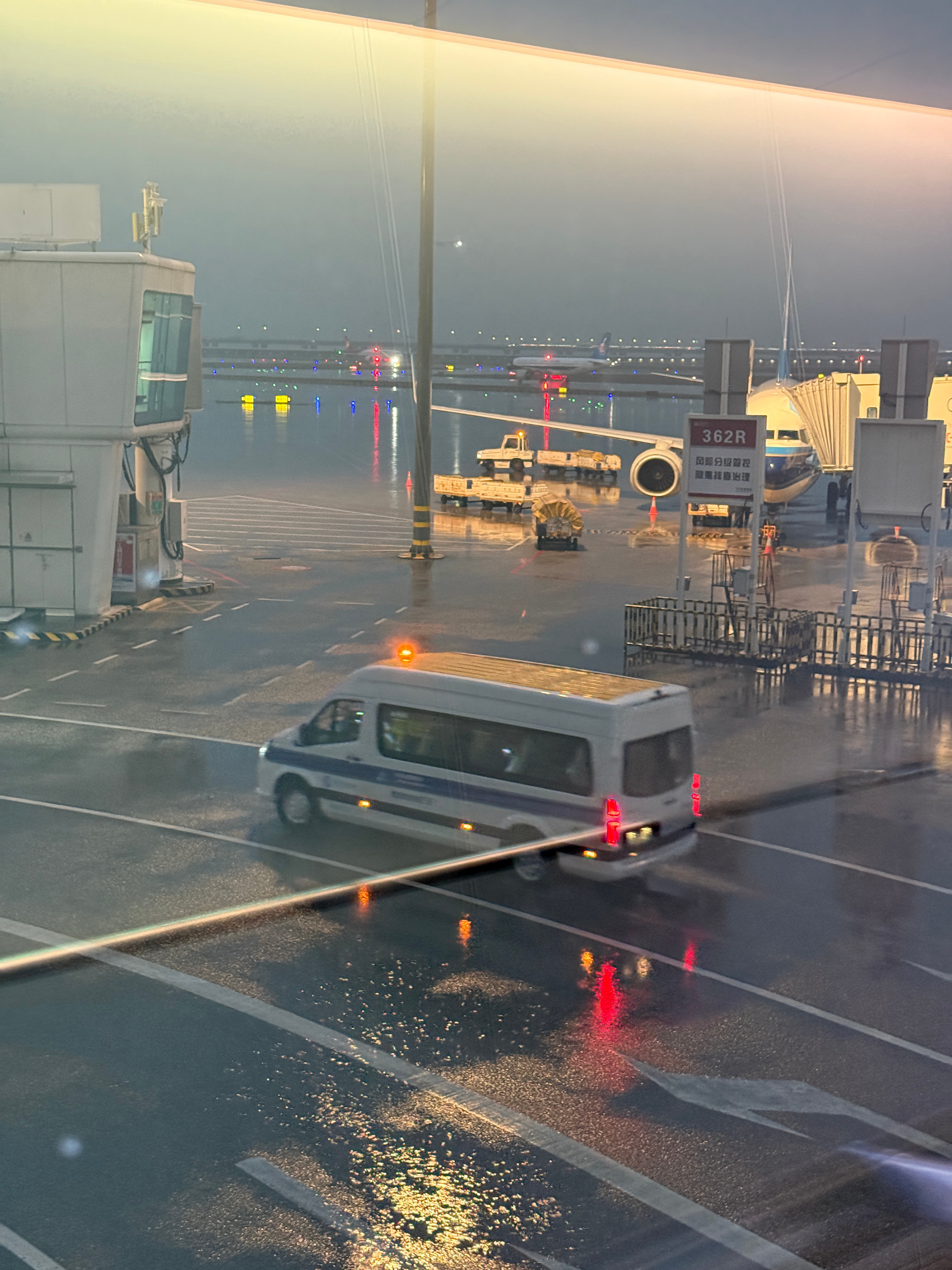 坏消息：深圳又下雨了☔️好消息：今日航班准点起飞！无晚点！甚至显示还能提前到！✌