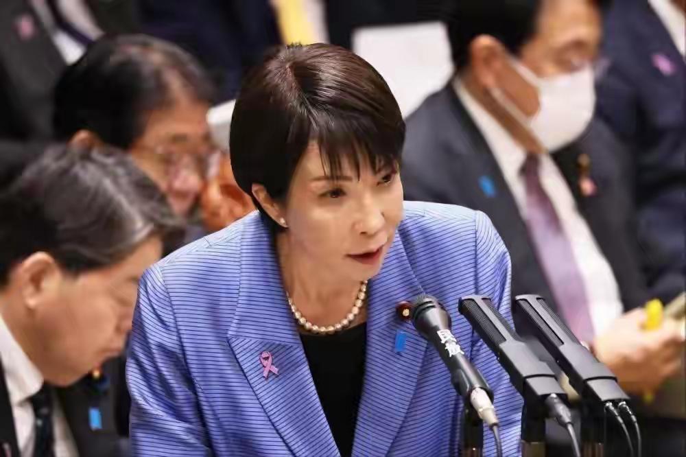 一方面，日本有不少真诚反省的声音。许多学者、市民团体和平反战组织几十年来一直坚持