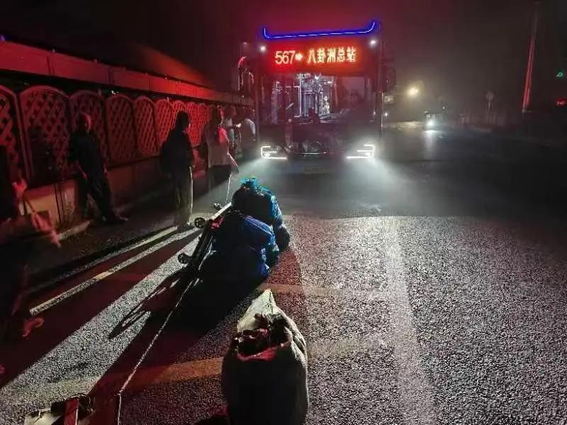 南京凌晨4点多的567路，真把我看沉默了。

很多人这个点还在床上翻身，八卦洲一