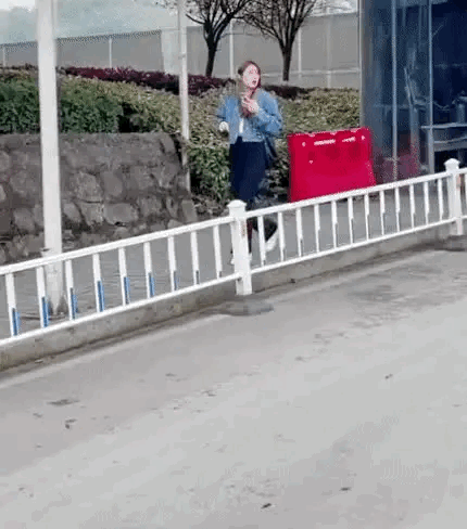 图1：不讲道理了是不是，自己没有看路还怪人家电线杆吗？
图2：这样的保安小姐姐，