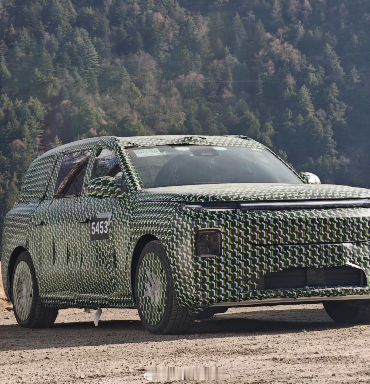 网友在康定偶遇的伪装车，这标志性的三段式贯穿灯，还有DLP投影大灯，还能是谁大v