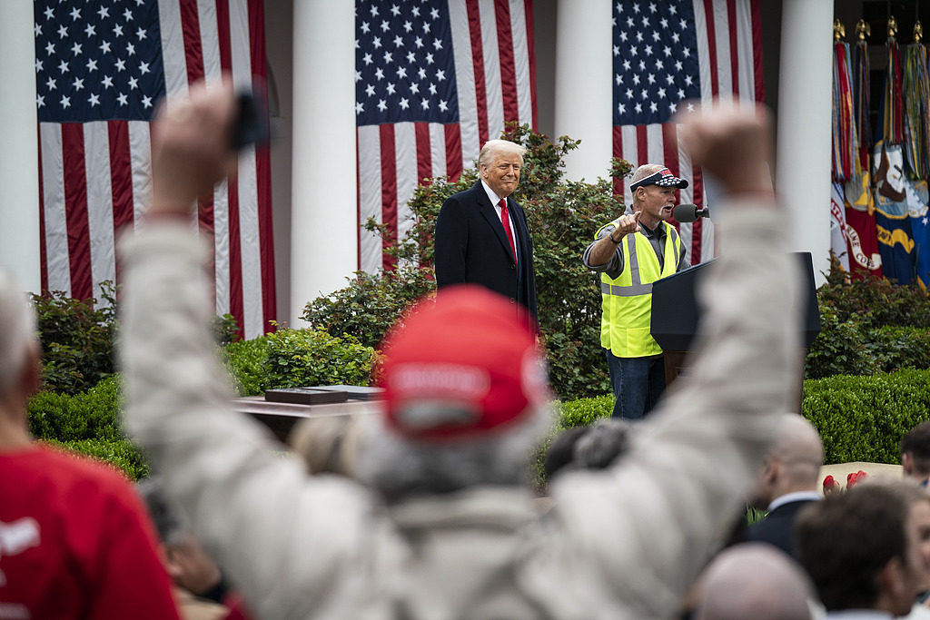 【美媒严厉批评：拿出关税昏招，特朗普要为美国经济负总责】#美媒严厉批评特朗普# 