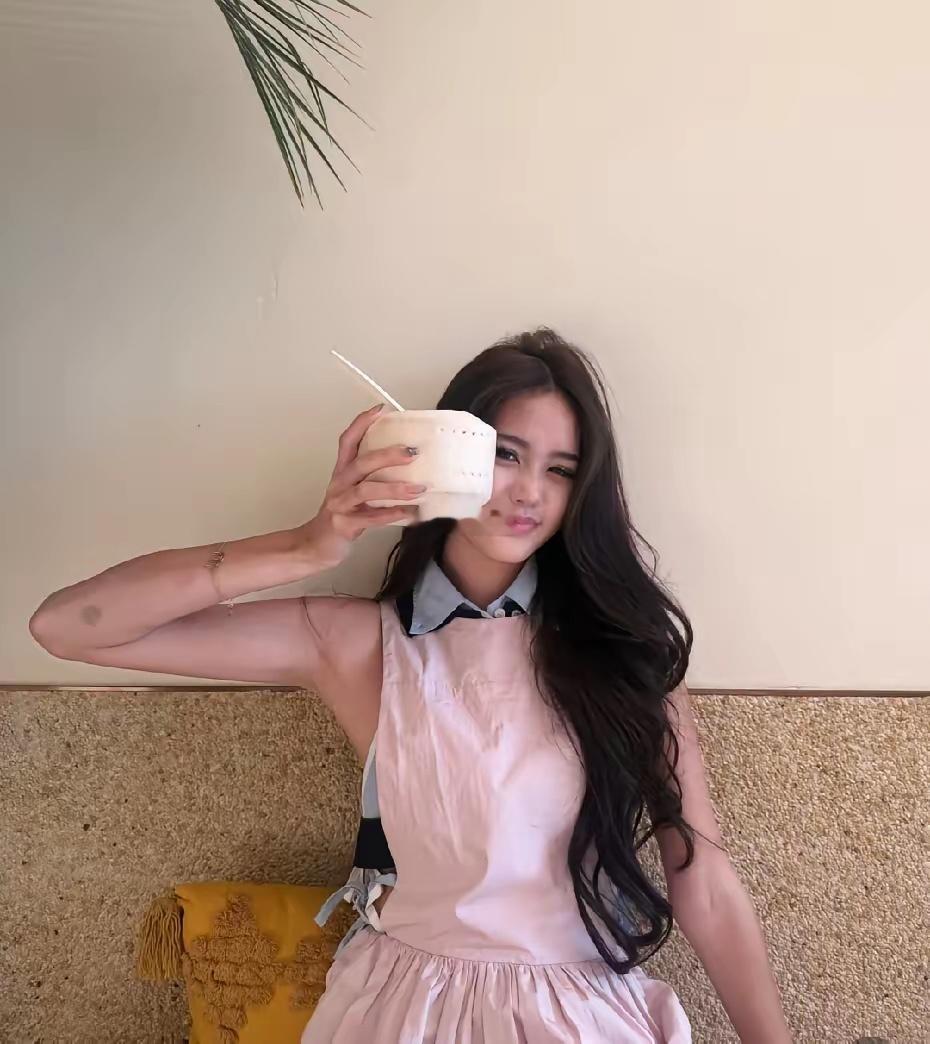 钟丽缇小女儿Cayla最新美照释出，脸型优越像芭比，完美复刻妈妈年轻时候的模样。