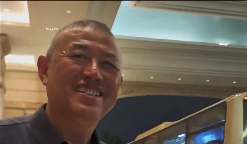 有三位大哥在澳门，自称是，中铁14局的，说在赌场输了100多万，银行卡被限额提不