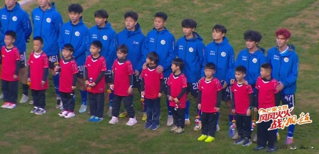 湘超半决赛永州再干长沙，24分钟时永州20号球员梅开二度打入两球，上半场结束时，