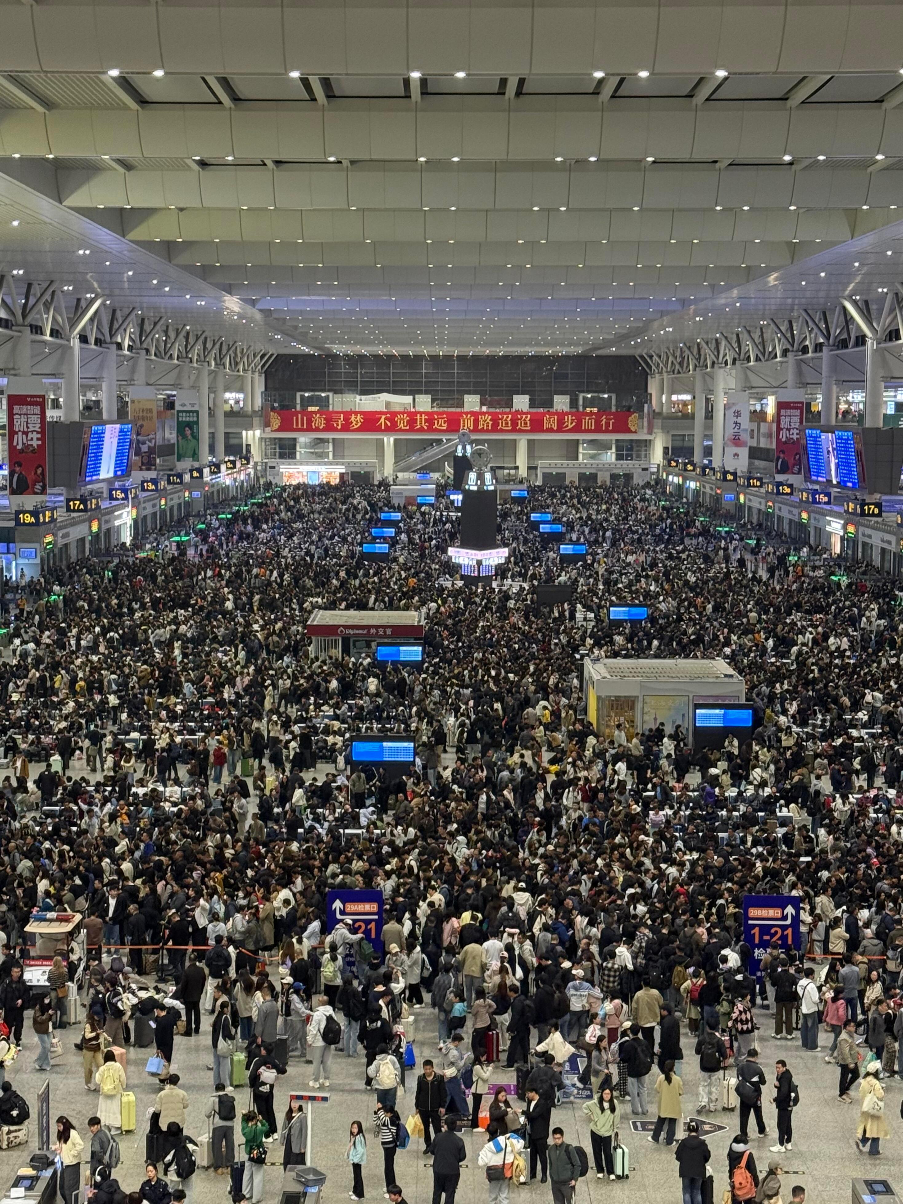 第一批聪明人已经堵在路上了 高铁虽然人多，但是主打一个准时准点。 