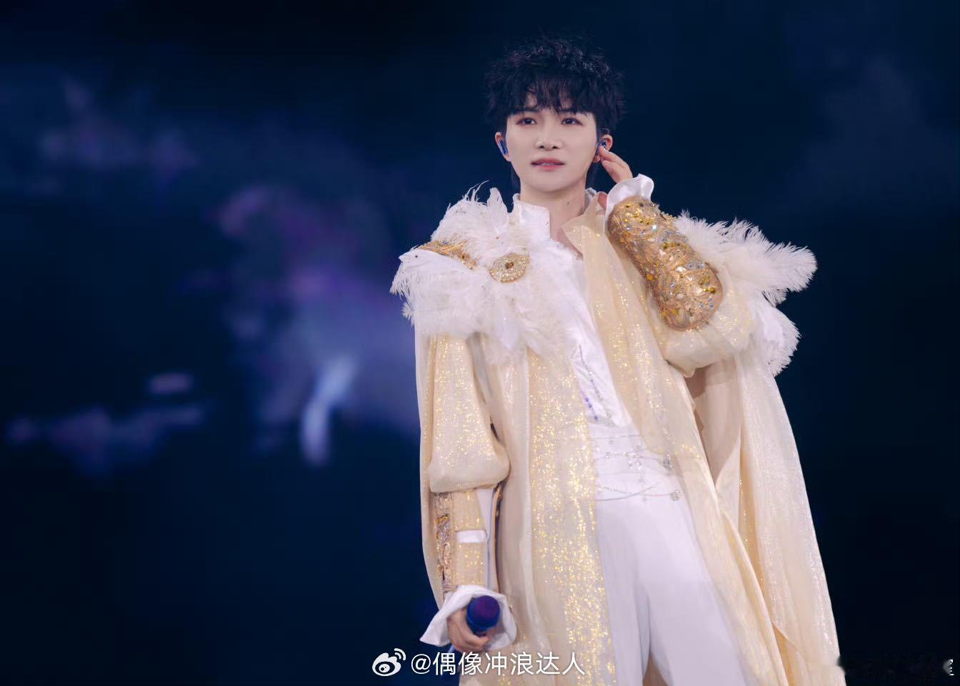 周深灯火里的中国现场版周深被观众唱功震撼了周深武汉演唱会，《灯火里的中国》大合唱