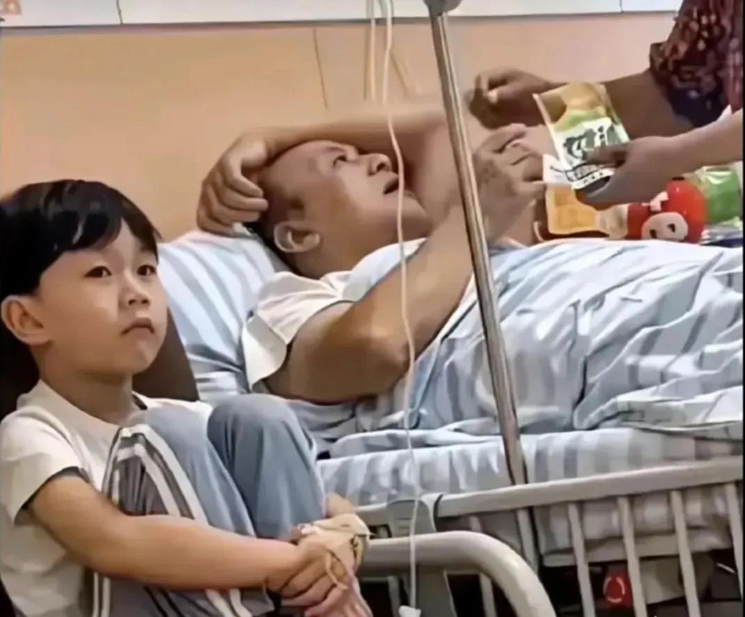 现在的孩子还真是懂事
爸爸生病了一直在旁边陪着
也不哭也不闹
手机也不看
就这么