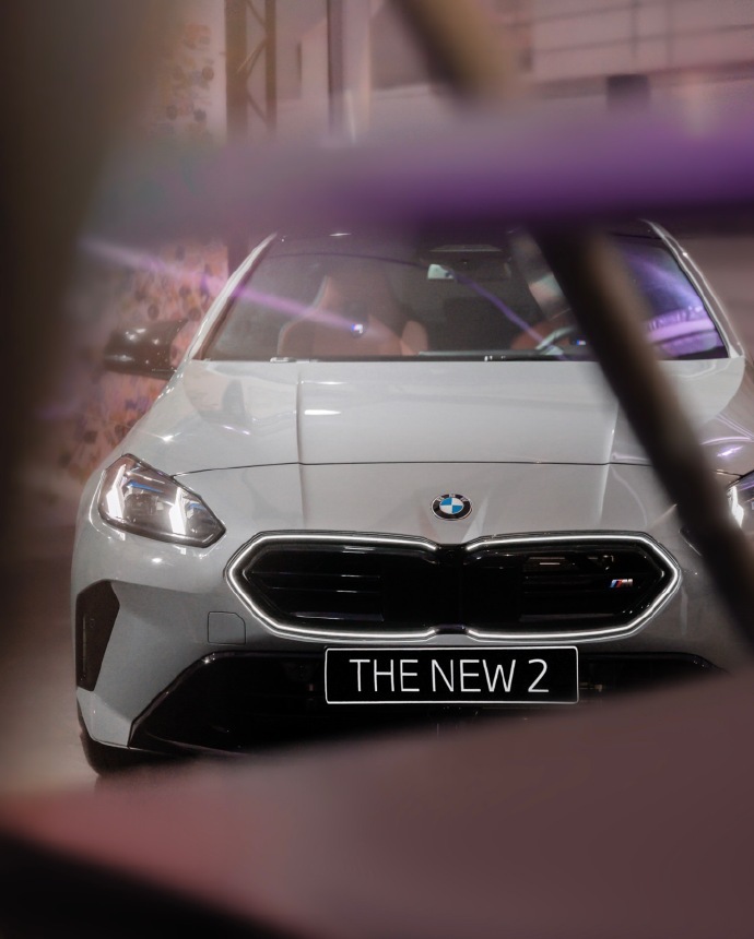 低趴前脸自带凌厉气场，光是静止姿态就透着十足的进攻性🙊全新宝马2系Gran C