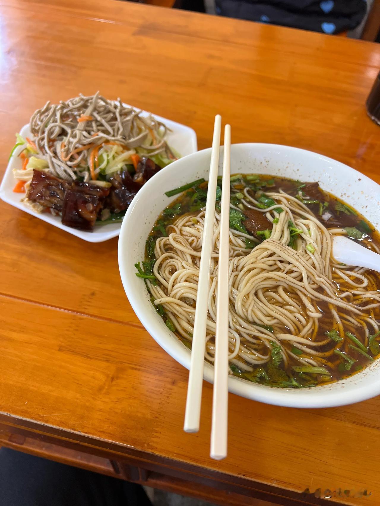 到饭点了吃完饭在干活儿[呲牙]拌面大份量 随便吃碗面🍜 随便吃碗面🍜 今天好