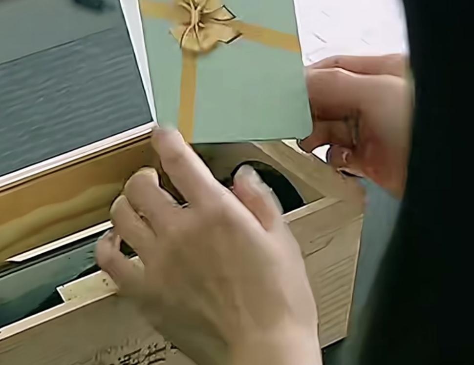 怀孕八个月的妻子
在家里搞卫生时，
无意间在抽屉里面发现了一瓶红酒 ，一开始的时