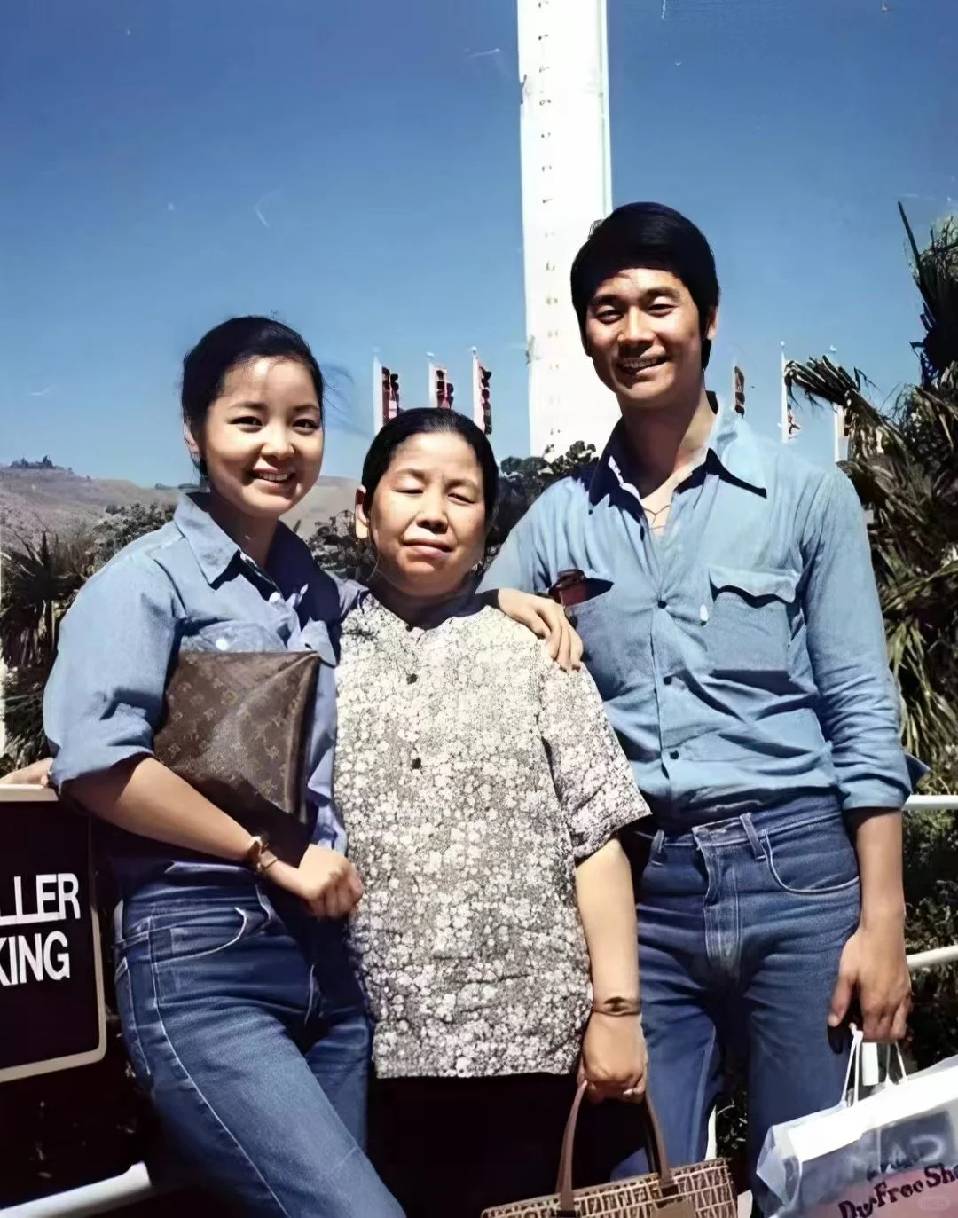 1978年，邓丽君与妈妈赵素桂、哥哥邓长富在洛杉矶合影，这一年邓丽君25岁。