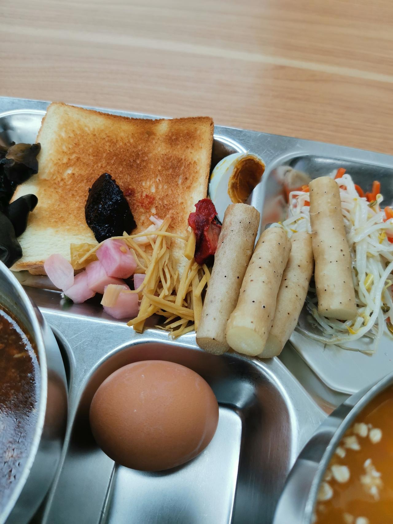 小时候我是个馋丫头，经常因为吃饭挑食被批评。
小时候的家，孩子多，日子苦，能填饱