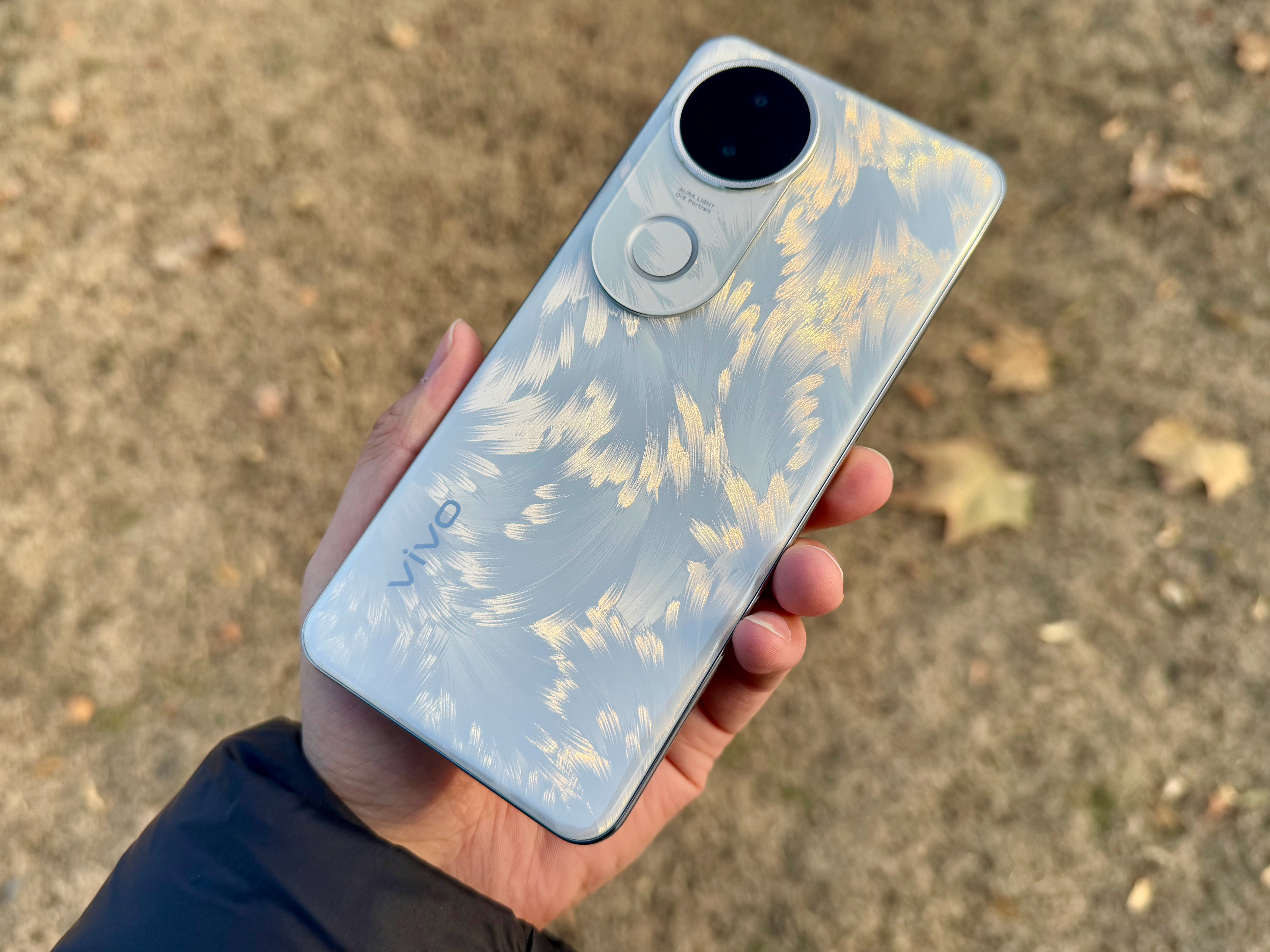vivo S20凤羽金配色，在夕阳映衬下真闪真高级，艺术且时尚，把东方美学设计贯