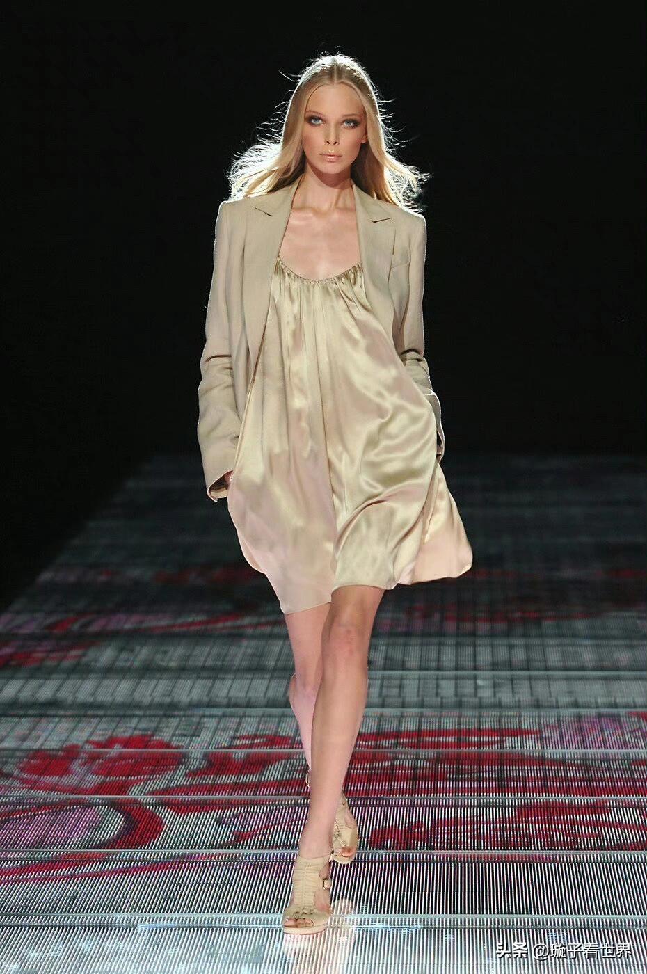 Versace 2008春夏｜把盛夏霓虹穿成顶级奢华✨

论高饱和色彩的高级演绎
