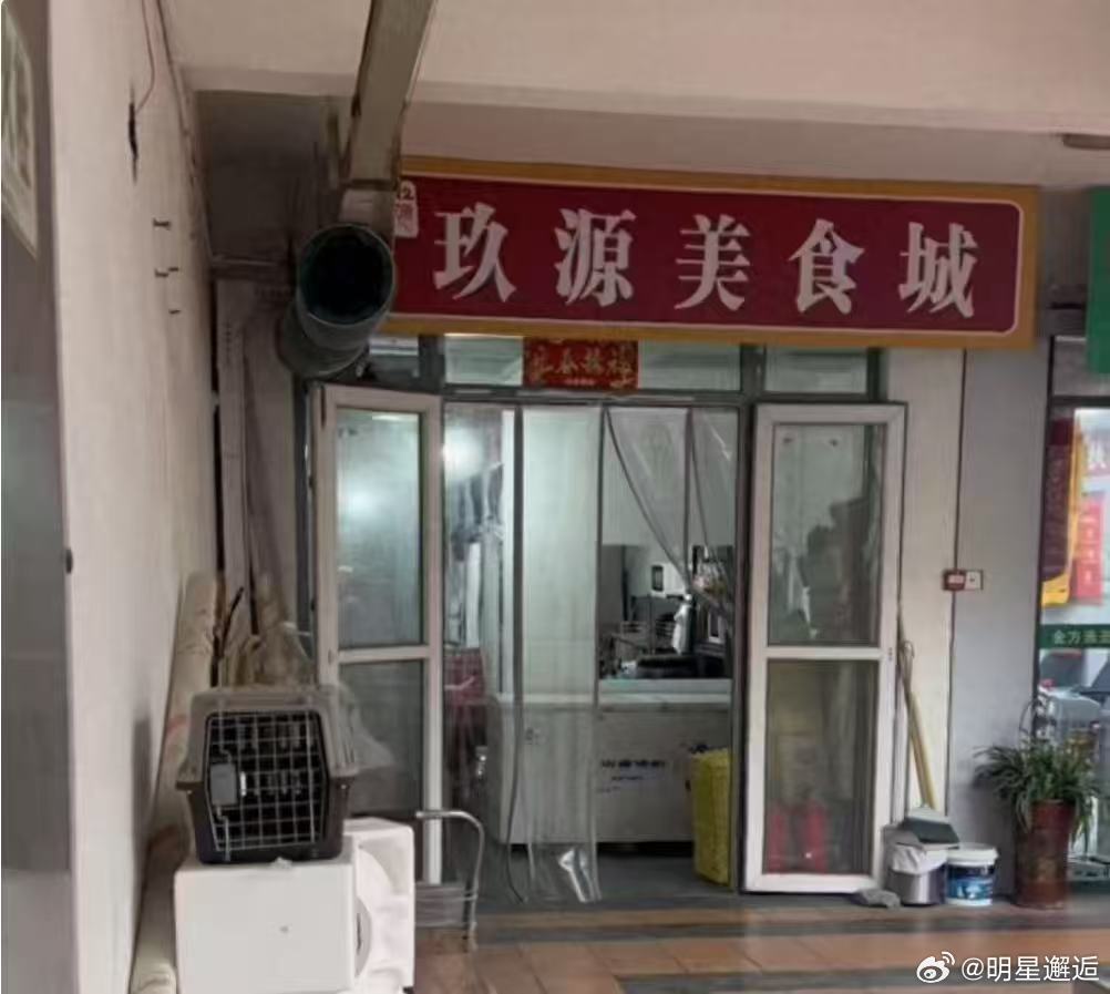 西安多地再现幽灵外卖 西安又现幽灵外卖，无证作坊伪装成正规店铺，卫生环境脏乱差。