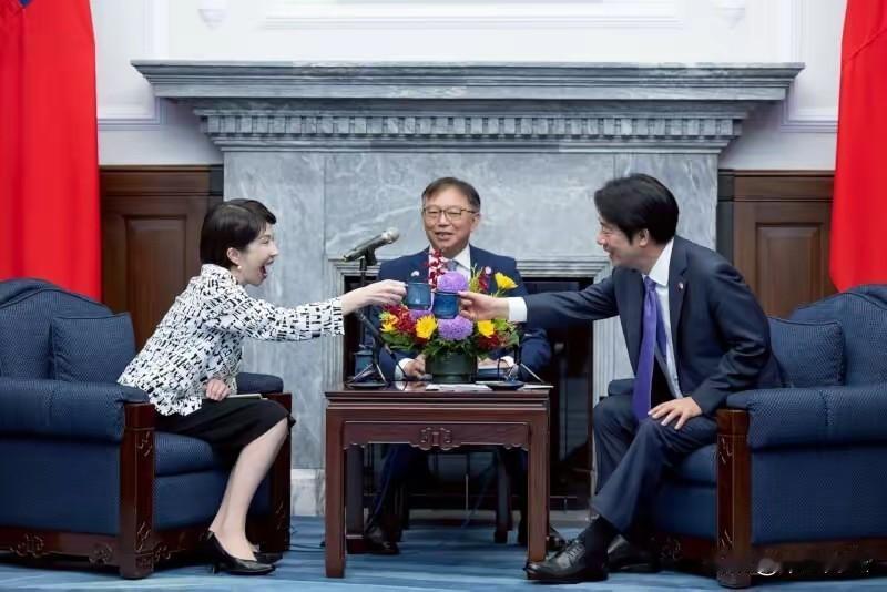 没有看出来，中间这个人是谁？看样子地位也不低，但这种场合，恐怕更需要翻译吧！