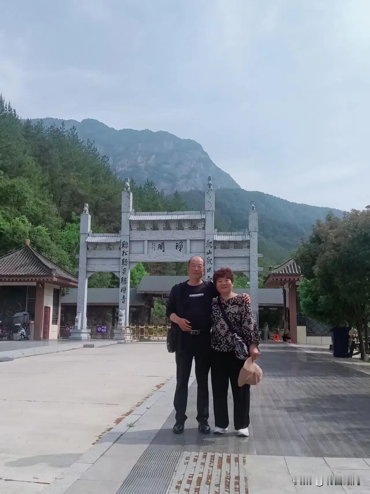 七律•戏赠戴二哥
5月2日晚，“六六顺”群友小酌于进城酒店。盘桓至很晚才散。席间