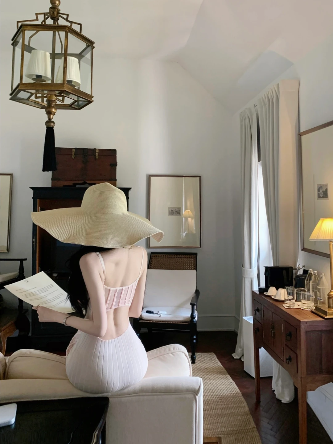 她把背影留给你