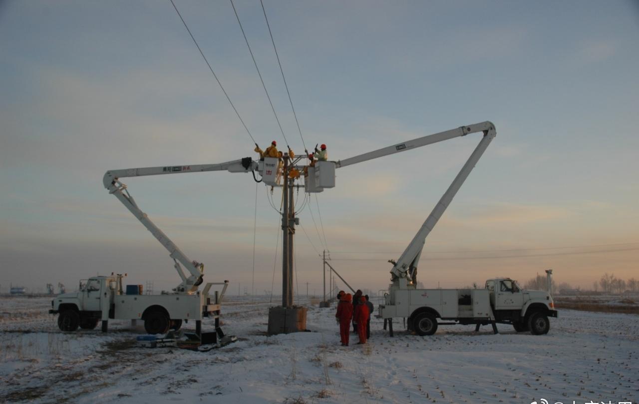 【雪封油城，油脉不封①|战冰雪保供电】正月初六，大庆迎来雨雪冰冻天气，10千伏松