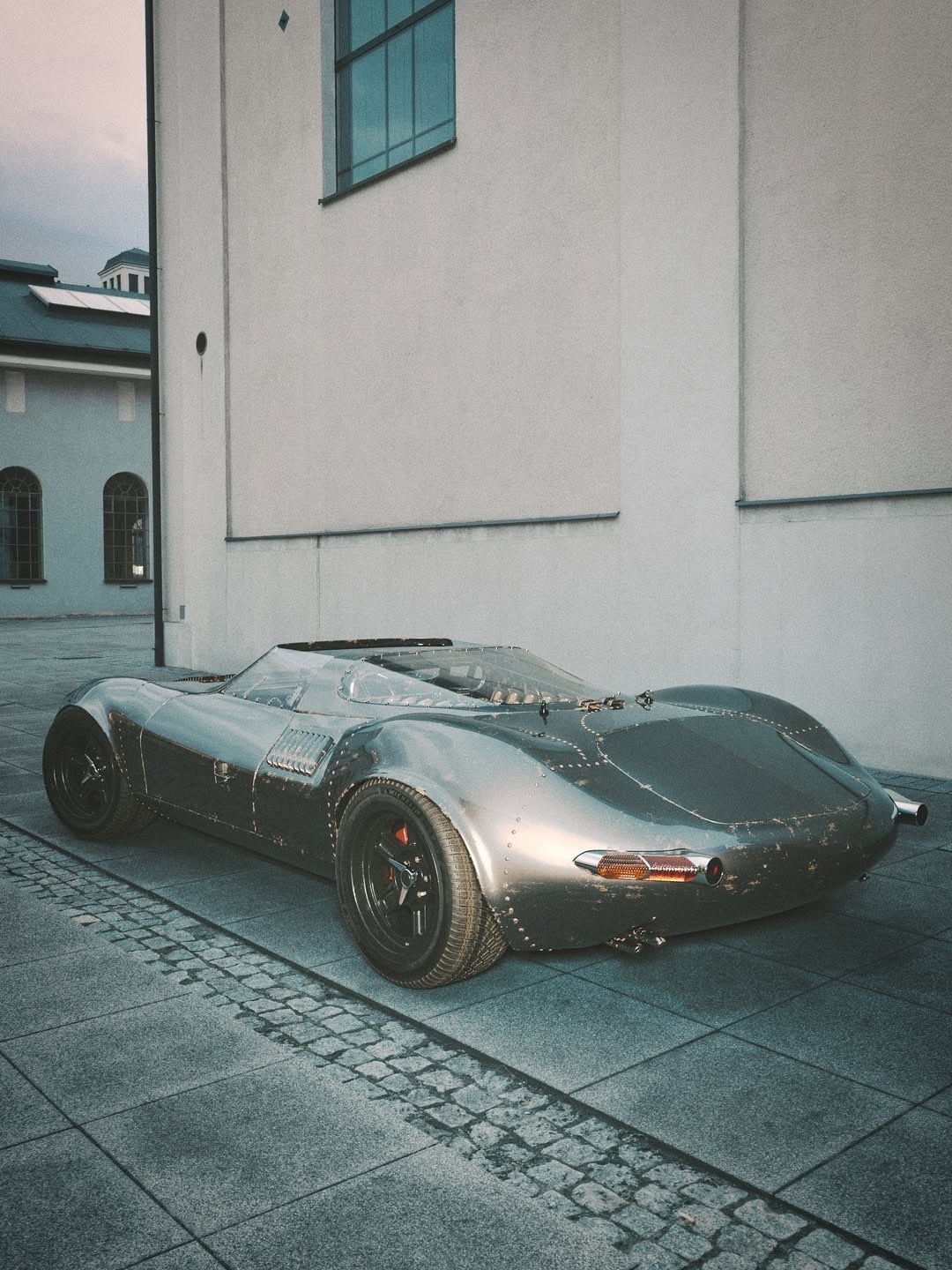 来看铁甲战车变身，仿佛来自中世纪的Jaguar XJ13[爱慕] ​​​
