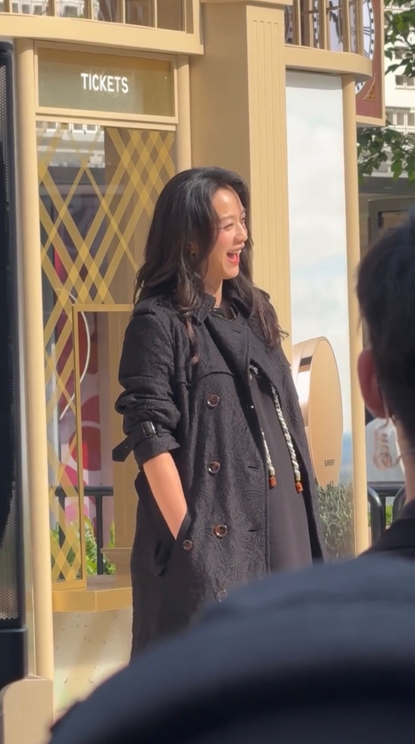 汤唯二胎孕肚汤唯挺孕肚现身活动 恭喜汤唯姐姐，二胎孕肚好明显了～