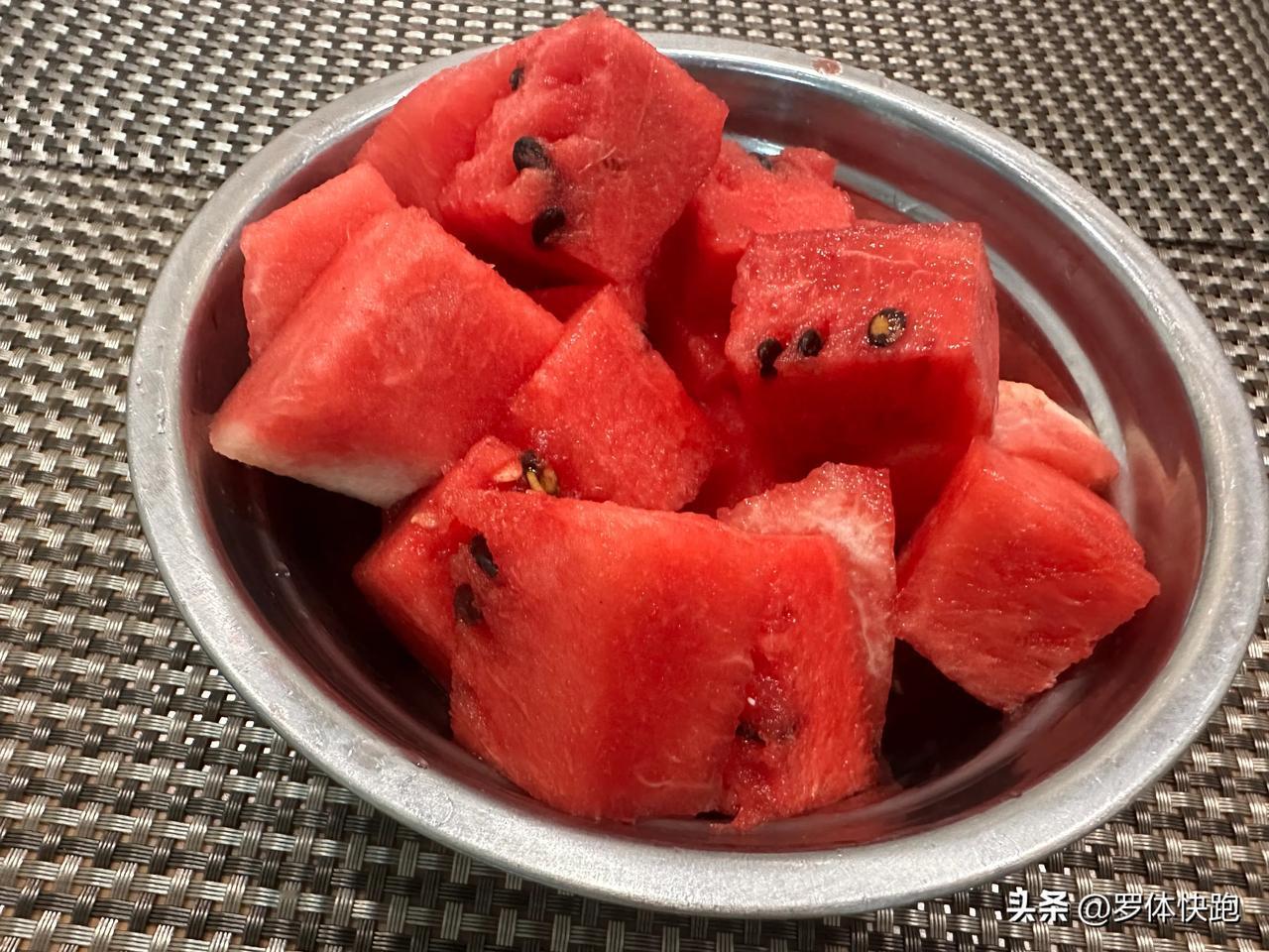 正值党的生日，晚上例跑10K，上半年刚好跑完2024的一半，下半年应该只会多不会