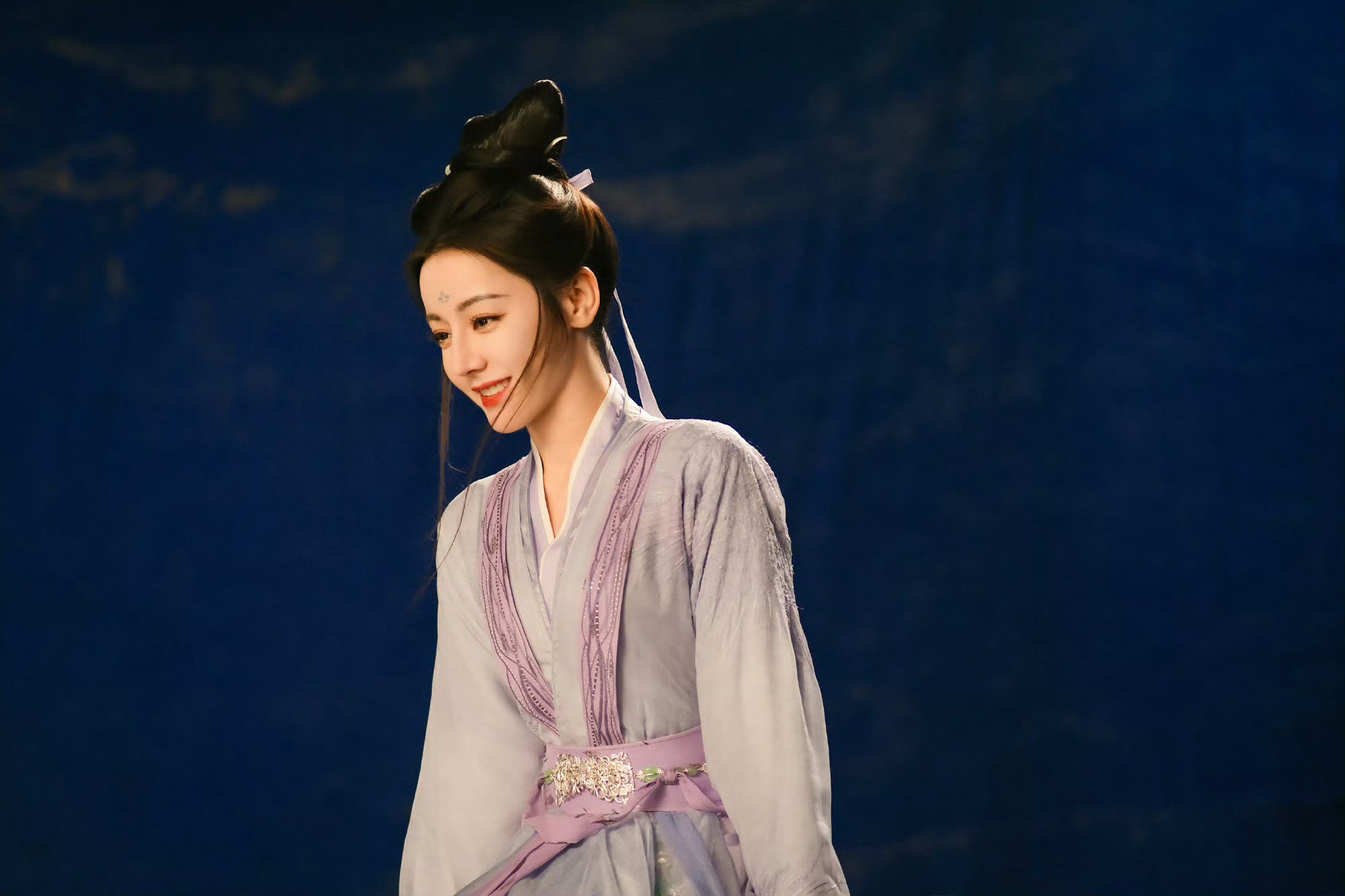 迪丽热巴红扇掩面贺思慕迪丽热巴贺思慕红衣入世再至人间 迪丽热巴红扇掩面贺思慕，谁