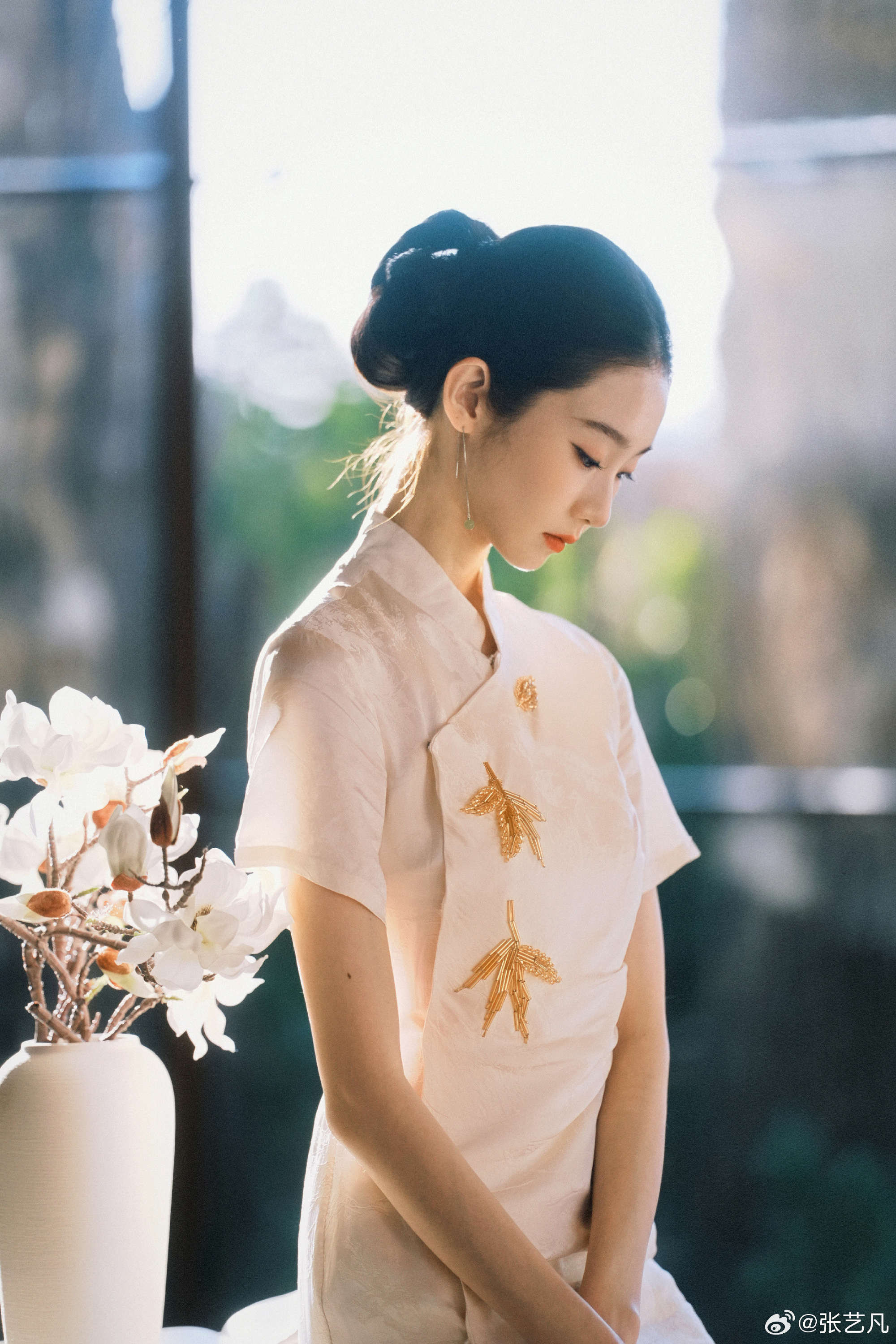 张艺凡这组旗袍写真也太绝了！一身旗袍温婉恬静，自带民国千金气质，好像民国故事里坚