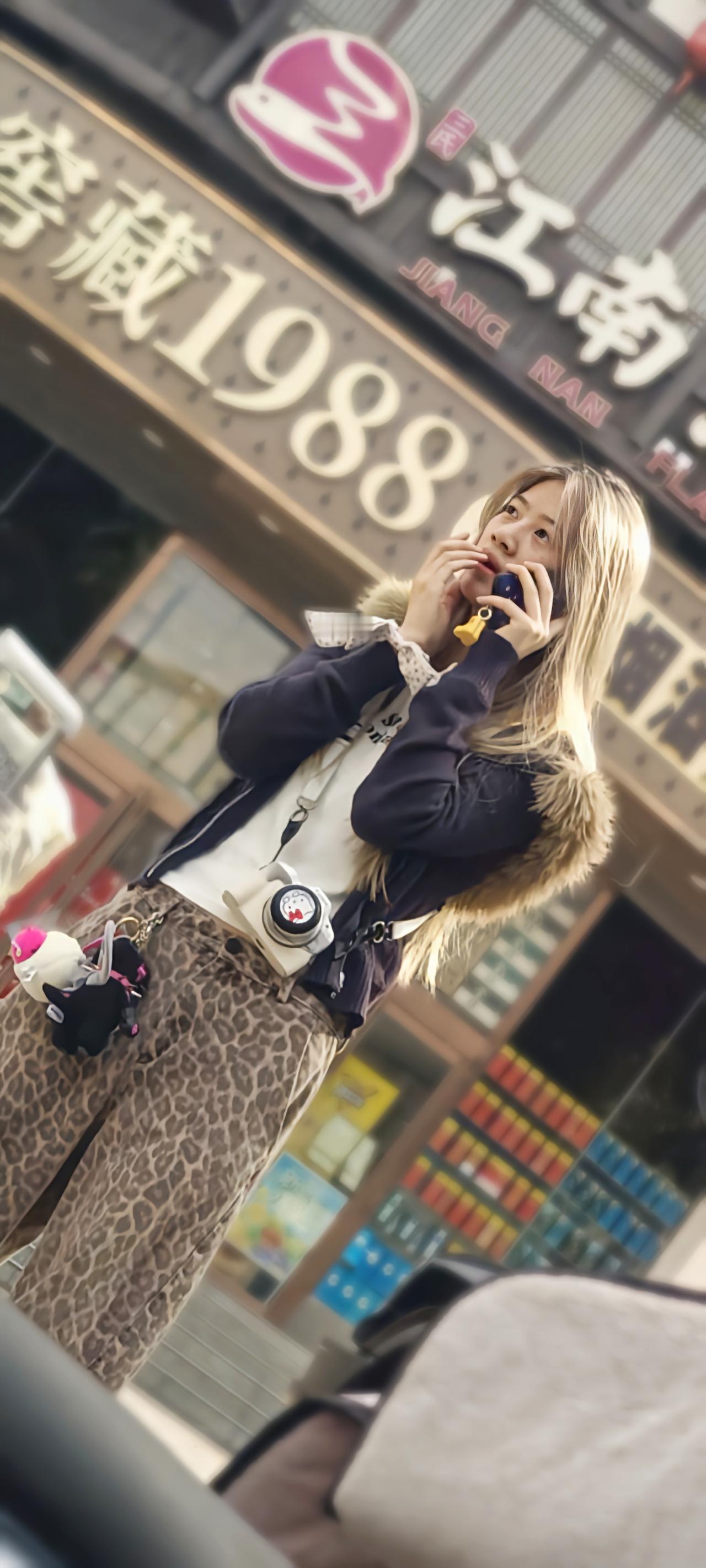 穿豹纹裤的时尚小姐妹街拍 酷酷的豹纹裤