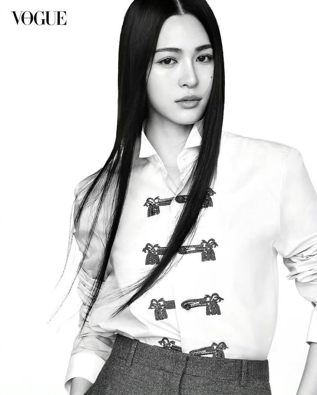 邝玲玲Vogue新照掉落，这次的衣服好好看，不愧是Dior新宣大使同步登上vog