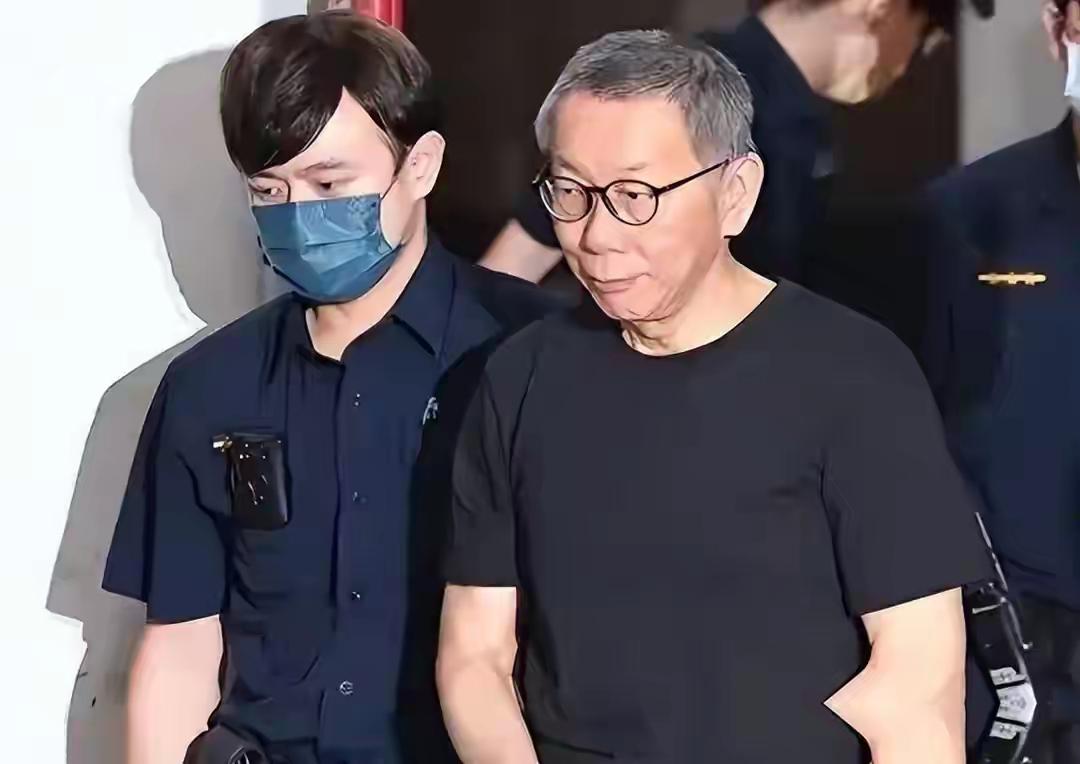 柯文哲在台湾政坛的地位，完全是蓝绿长期对决缝隙里长出来的特殊产物。
早年顶着台大