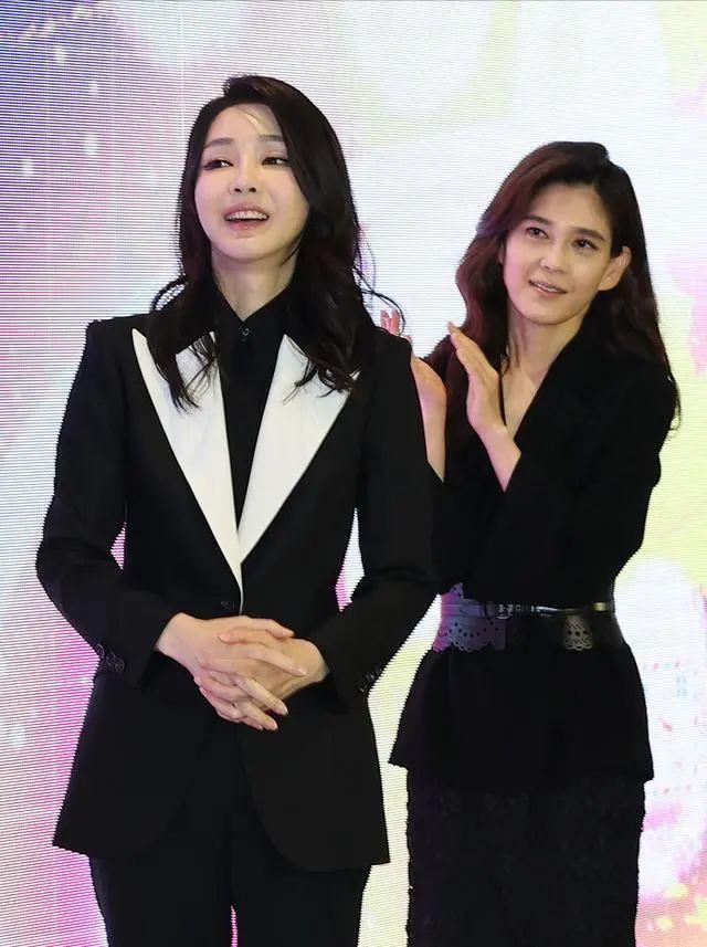 尹锡悦夫人皮肤好白，将三星大公主衬得黑黄黑黄的，她在人堆里，白得显眼。不管她有没