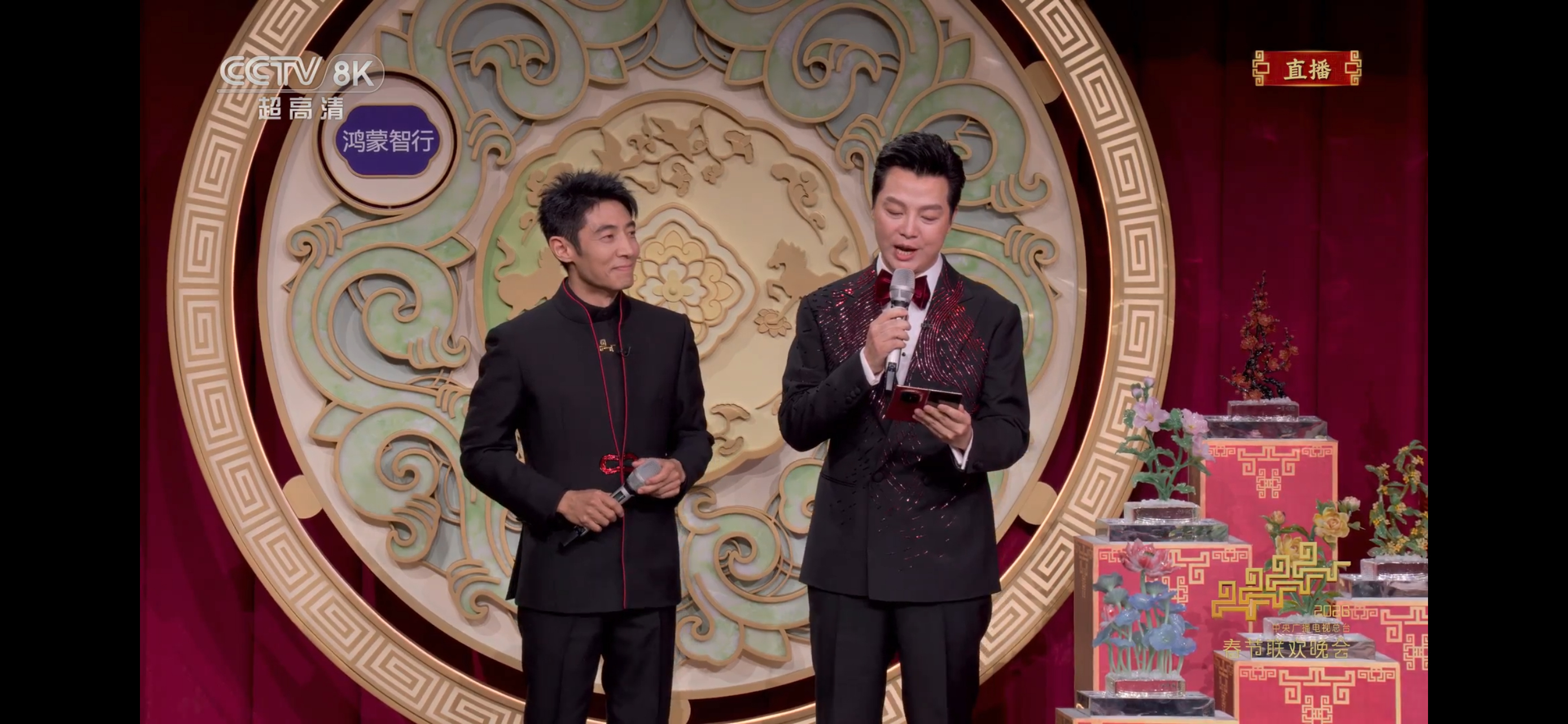 马年就要马上，马上接福气喽！大屏一开，福气自来，马年好运看得见，今年马年春晚上华