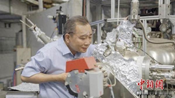 不是带货的董宇辉不够牛，
也不是中科院的董宇辉不懂流量，
而是两个人走的根本不是