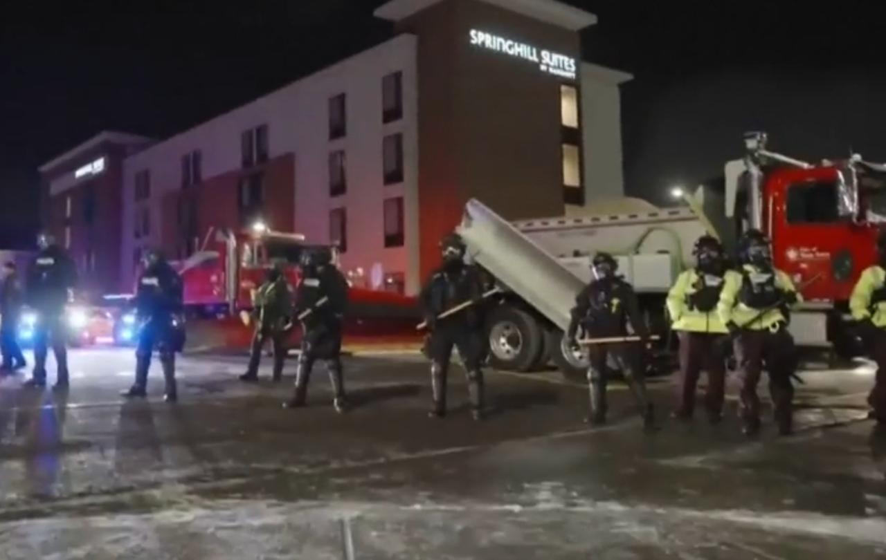 在寒冷的美国明尼苏达州，抗议的怒火仍在持续燃烧。民众举着“ICE滚出明尼阿波利斯