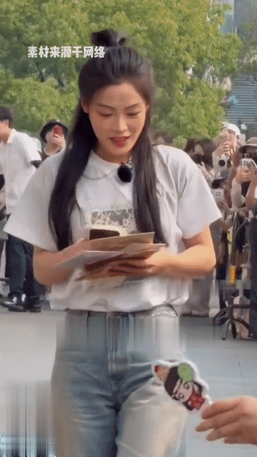胡军和李乃文对陈丽君那么照顾是疼爱更是尊重，陈丽君跟娱乐圈的明星还是有很大区别的