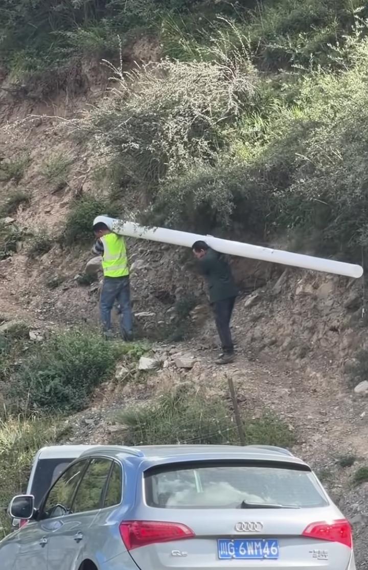 这两个人力气真大，竟然能扛起这么粗，这么长的电线杆！还能上山！
