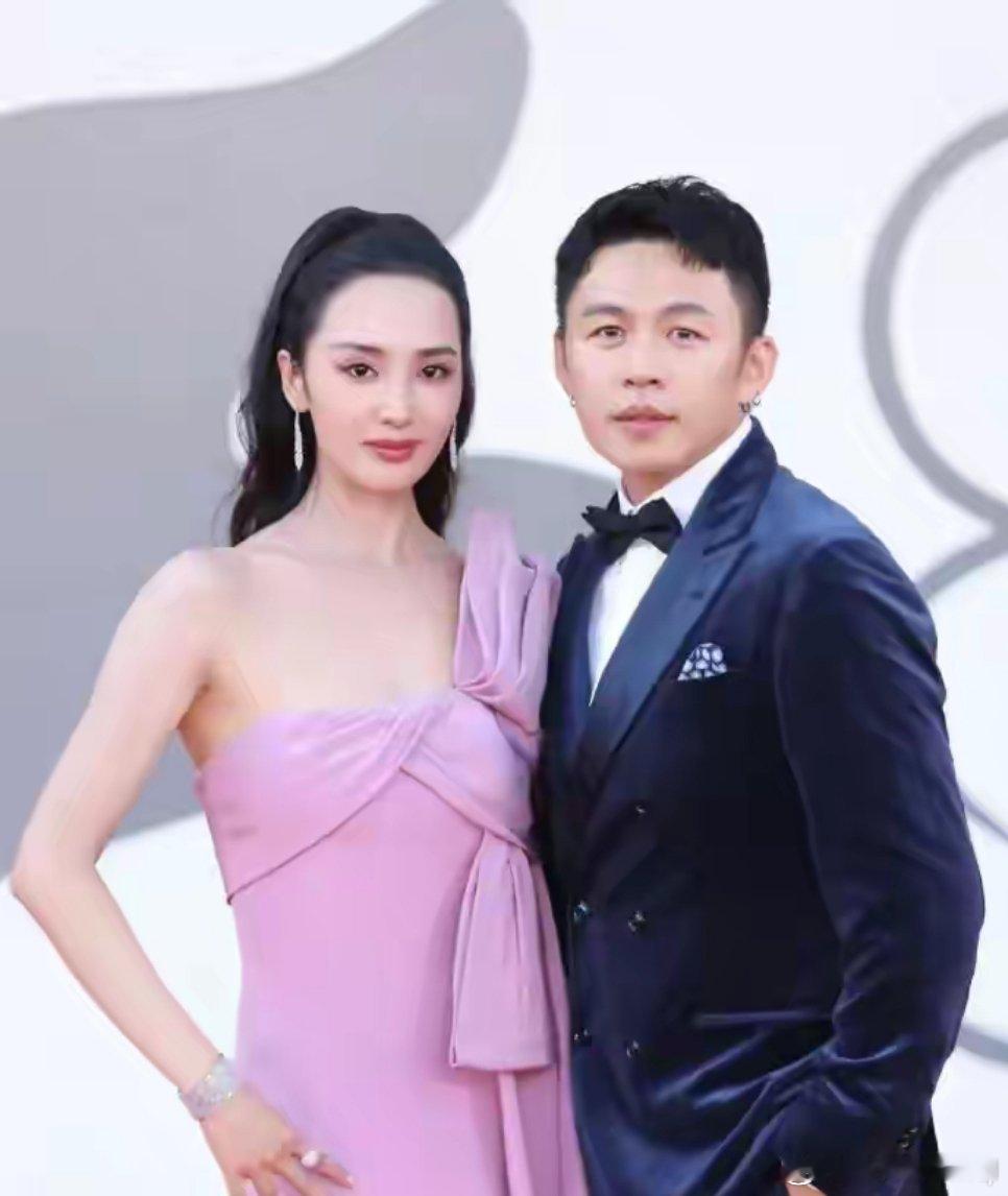 王紫璇李鸿其官宣结婚 2025年11月3日中午，在王紫璇和李鸿其共同参与的时尚大