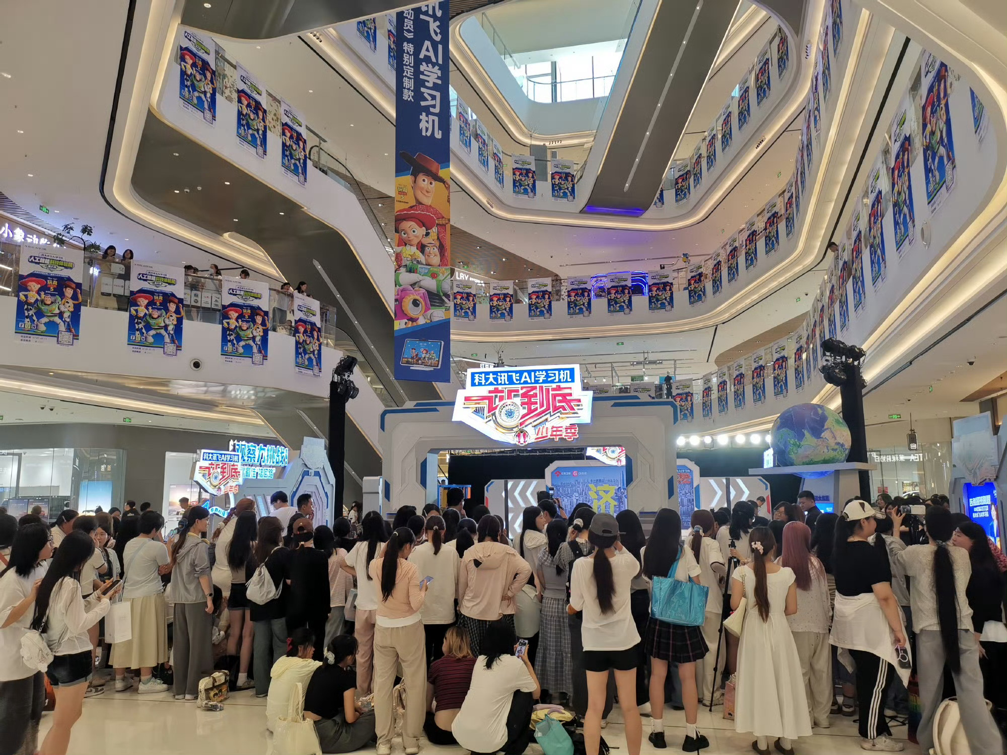 唐九洲济南线下活动人气 华山环宇城今天被围得水泄不通！商场每一层都站满了观赛的人