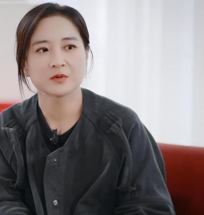 贾玲的十个冷知识
[熊猫]最穷的时候连手机都没有 获知母亲去世的消息后 她在回家