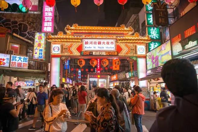 【大陆网红来台湾夜市 400块不够花】来自大陆的一名网红近日到台湾玩，挑战用40