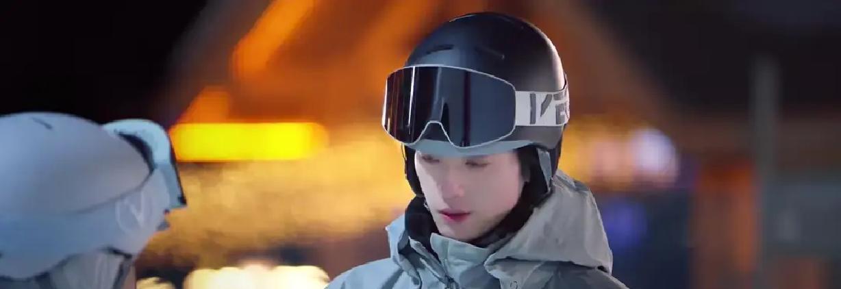 模糊合影刺进屏保，信任碎了一地。
姜锐不再叫庄哥，改口庄老师，眼神里全是护犊子的