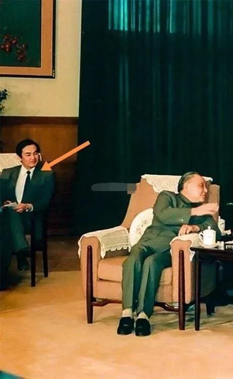这老照片太难得了，1988年和邓爷爷同框的年轻时候的王主任
当年意气风发的年轻后