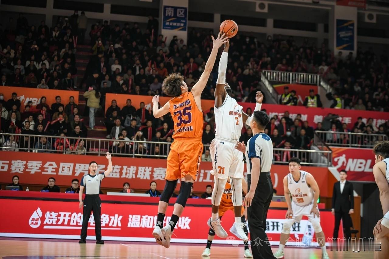 NBL联赛23日晚进行两场第二轮比赛，合肥狂风险胜取得两连胜开局，贵州猛龙则在主