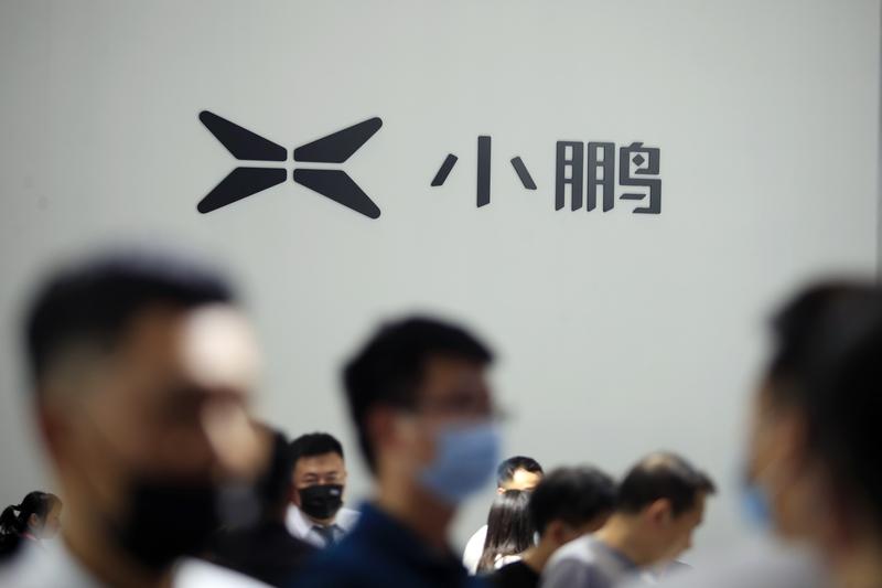 小鹏顶格处理销售
近日，海南海口一男子去小鹏汽车4s店试驾，因脚被电动感应门撞后