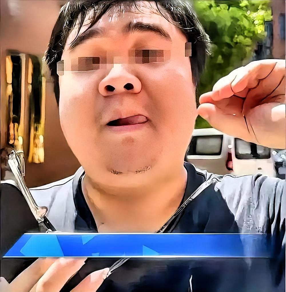 小区里孩子踢球闯祸再平常不过，可这位父亲的处理方式，直接打破了所有人对邻里纠纷的